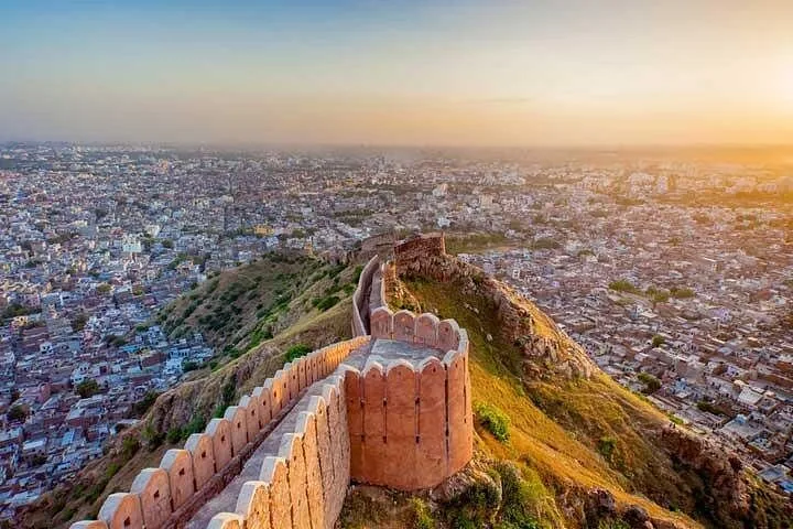 Una amplia vista de la ciudad desde un alto muro de piedra fortificado.