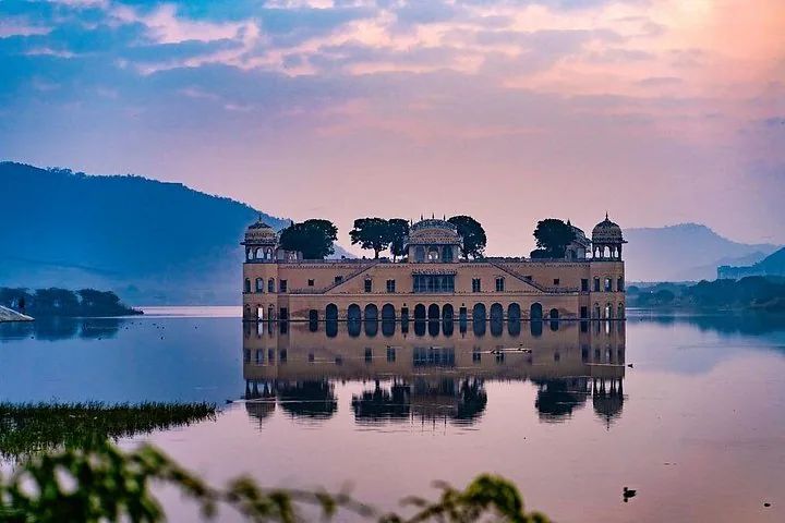 El palacio de Jal Mahal se refleja maravillosamente en el lago al amanecer o al anochecer.